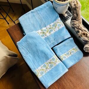 NOS 3 VINTAGE FIELDCREST RETRO BLUE  BATH TOWEL SET w/ floral embroidery